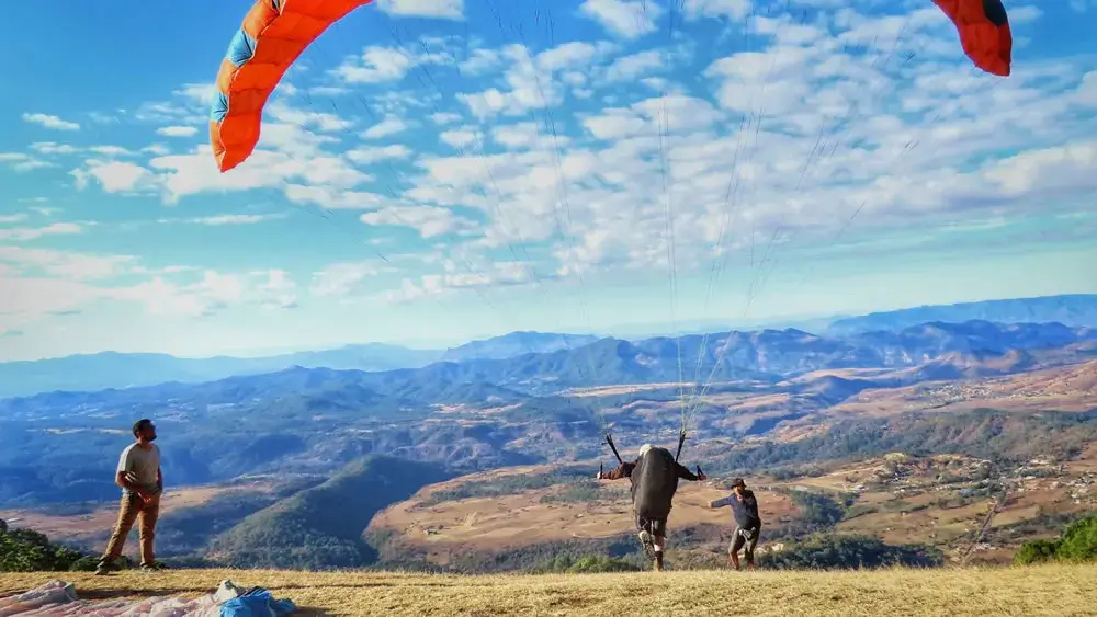 Décollage de Dan en parapente