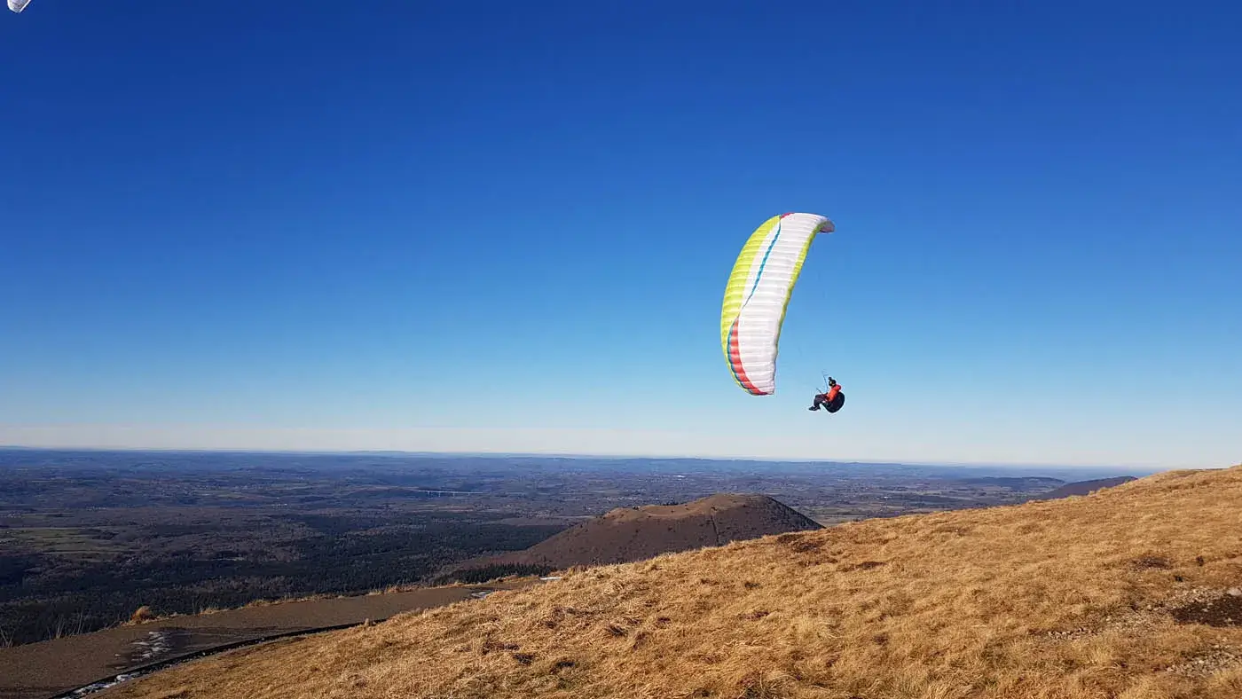 Paragliding for dummies Faire du parapente au dessus des volcans d’Auvergne
